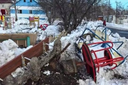 Почти новую детскую площадку на Камчатке снесли