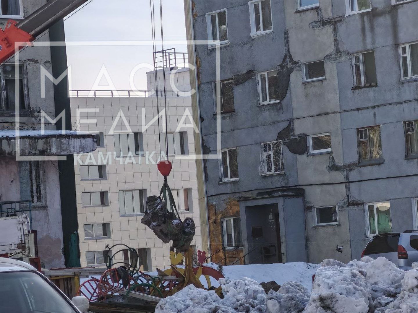 Больше никаких игр. Как сообщили наши подписчики, на улице Океанская, рядом с домом 121/2, рабочие прямо сейчас сносят детскую площадку