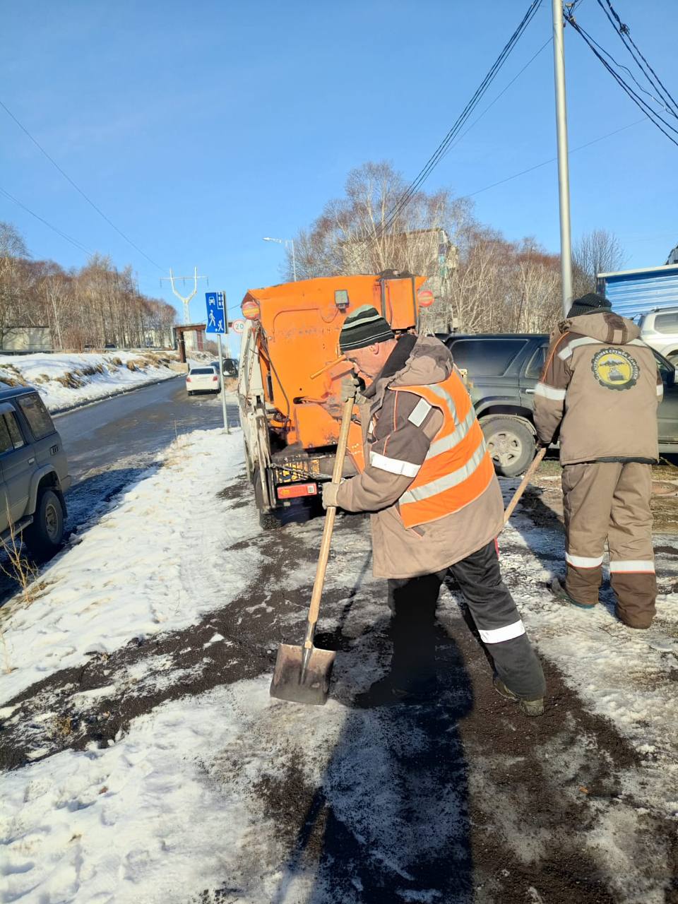 Город день за днём. 15 ноября 2025 года Коммунальные службы продолжают мероприятия по расчистке и обработке противогололедными материалами городских территорий Город день за днём. 15 ноября 2025 года Коммунальные службы продолжают мероприятия по расчистке и обработке противогололедными материалами городских территорий
