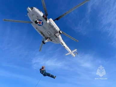 На Камчатке спасатели отработали навыки беспарашютного десантирования