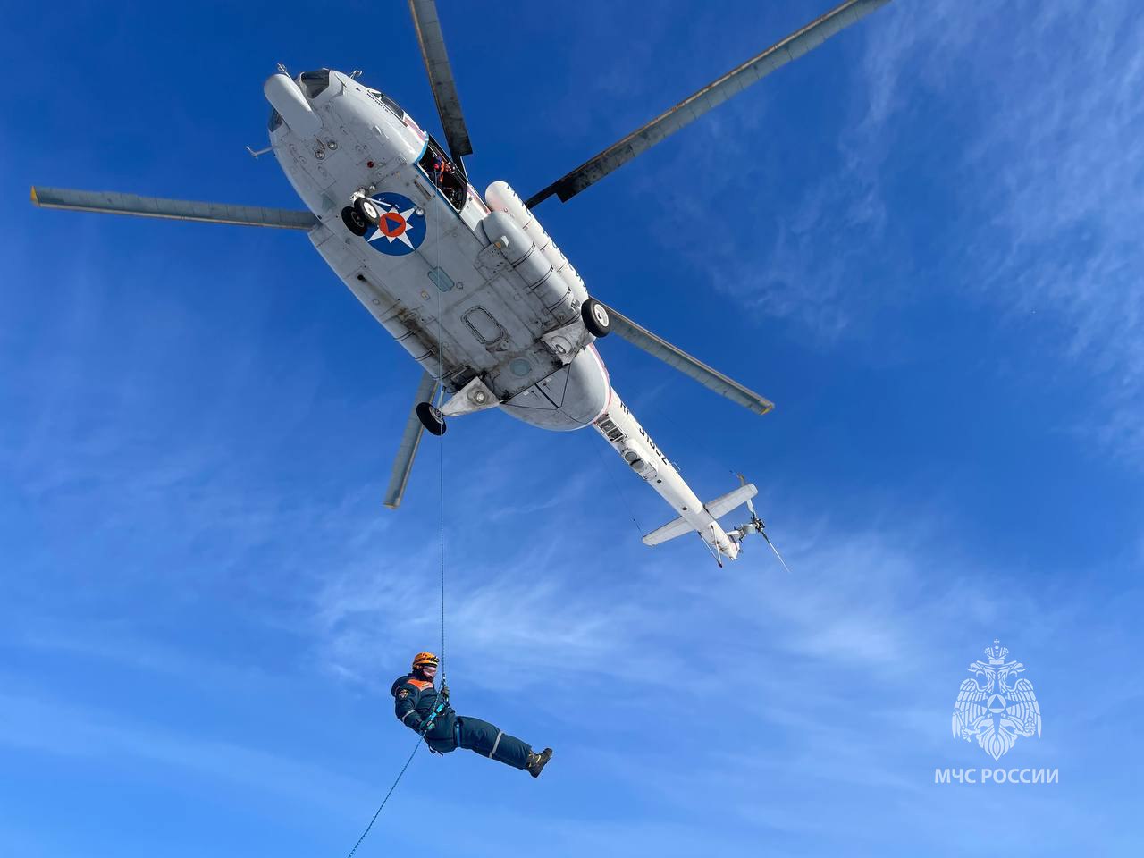 На Камчатке спасатели отработали навыки беспарашютного десантирования
