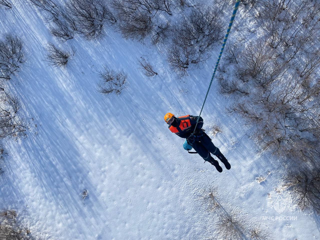 Навыки беспарашютного десантирования отработали камчатские спасатели на берегу Тихого океана Навыки беспарашютного десантирования отработали камчатские спасатели на берегу Тихого океана