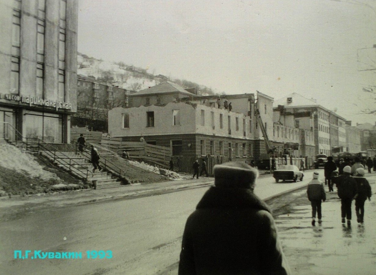 Демонтаж здания гостиницы "Восток" на ул. Ленинской, 1993 год Демонтаж здания гостиницы "Восток" на ул. Ленинской, 1993 год