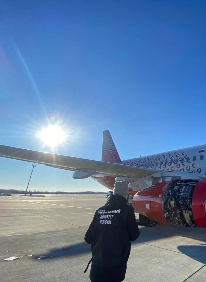 Самолет из Владивостока аварийно сел в Хабаровске Самолет из Владивостока аварийно сел в Хабаровске