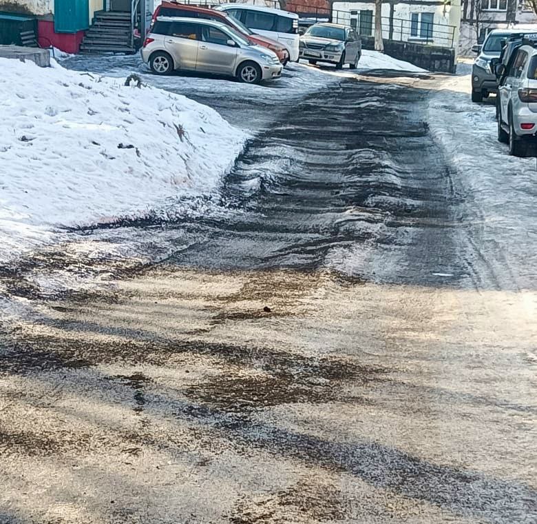 Город день за днём. 16 ноября 2025 года Дорожные службы продолжают работу по обработке противогололедными материалами внутриквартальных проездов Город день за днём. 16 ноября 2025 года Дорожные службы продолжают работу по обработке противогололедными материалами внутриквартальных проездов