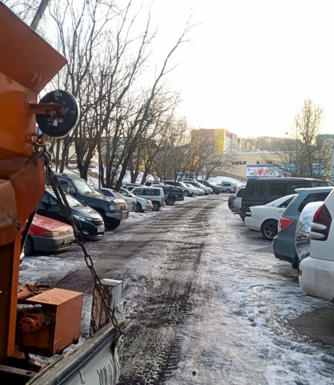 Город день за днём. 16 ноября 2025 года Дорожные службы продолжают работу по обработке противогололедными материалами внутриквартальных проездов Город день за днём. 16 ноября 2025 года Дорожные службы продолжают работу по обработке противогололедными материалами внутриквартальных проездов