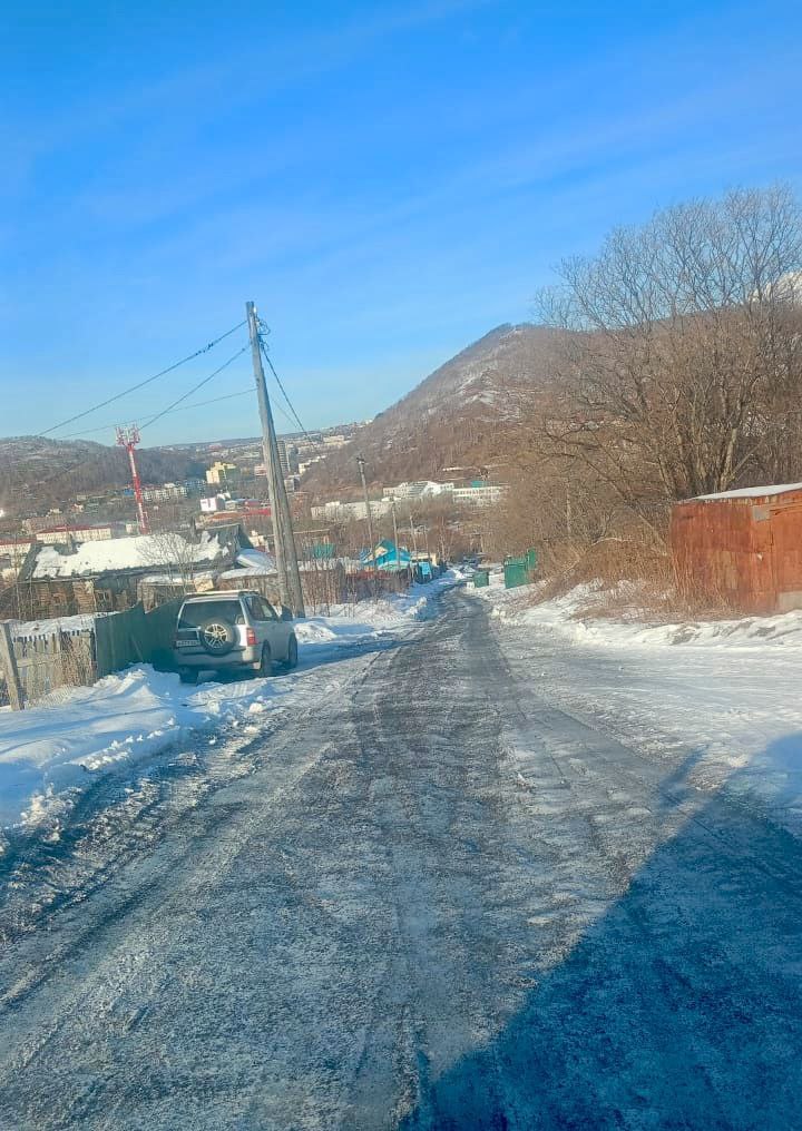 Город день за днём. 16 ноября 2025 года Дорожные службы продолжают работу по обработке противогололедными материалами внутриквартальных проездов Город день за днём. 16 ноября 2025 года Дорожные службы продолжают работу по обработке противогололедными материалами внутриквартальных проездов