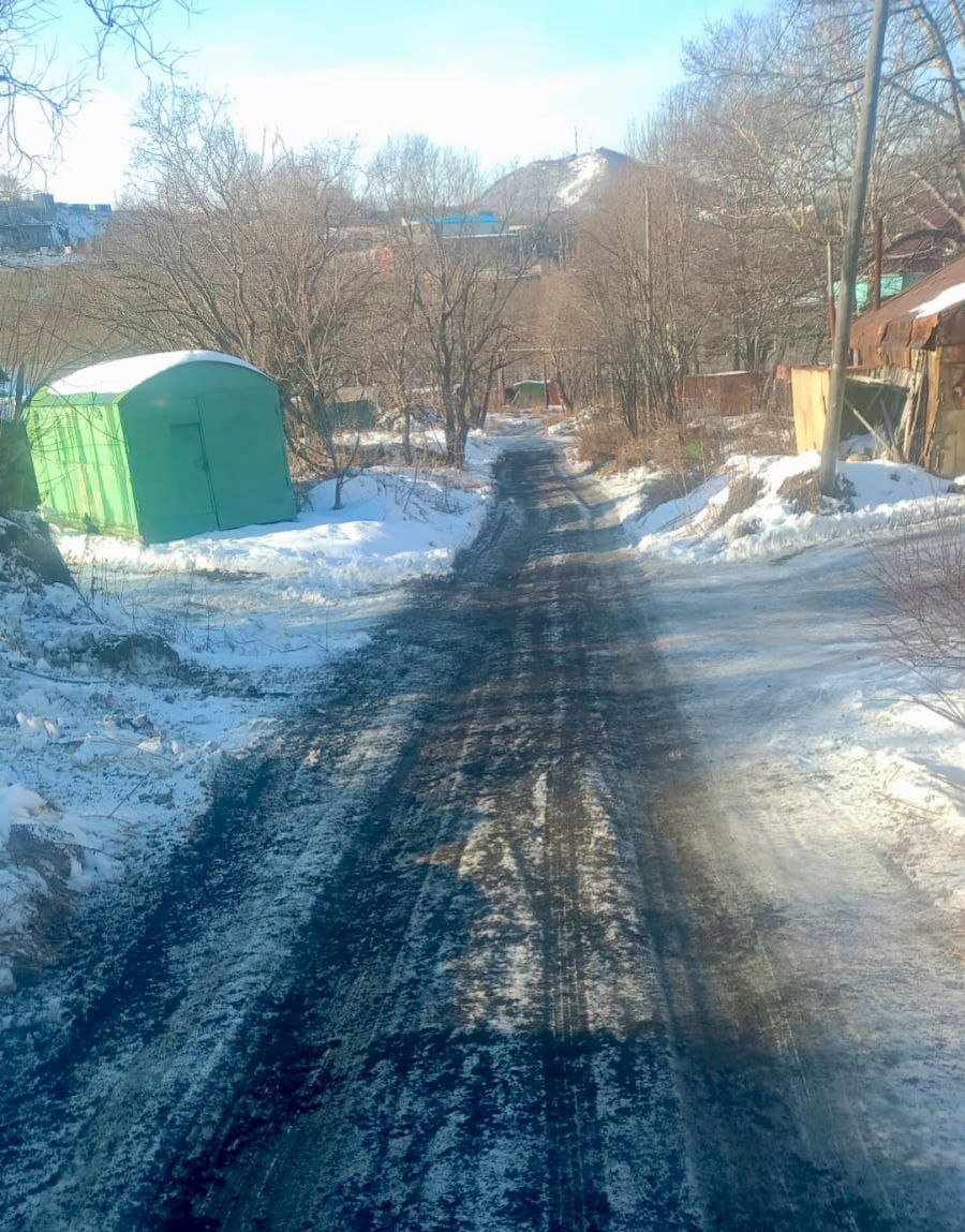 Город день за днём. 16 ноября 2025 года Дорожные службы продолжают работу по обработке противогололедными материалами внутриквартальных проездов Город день за днём. 16 ноября 2025 года Дорожные службы продолжают работу по обработке противогололедными материалами внутриквартальных проездов