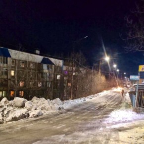 Дорожные службы в ночную смену и рано утром продолжают обработку песко-соляной смесью внутриквартальных проездов и придомовых территорий