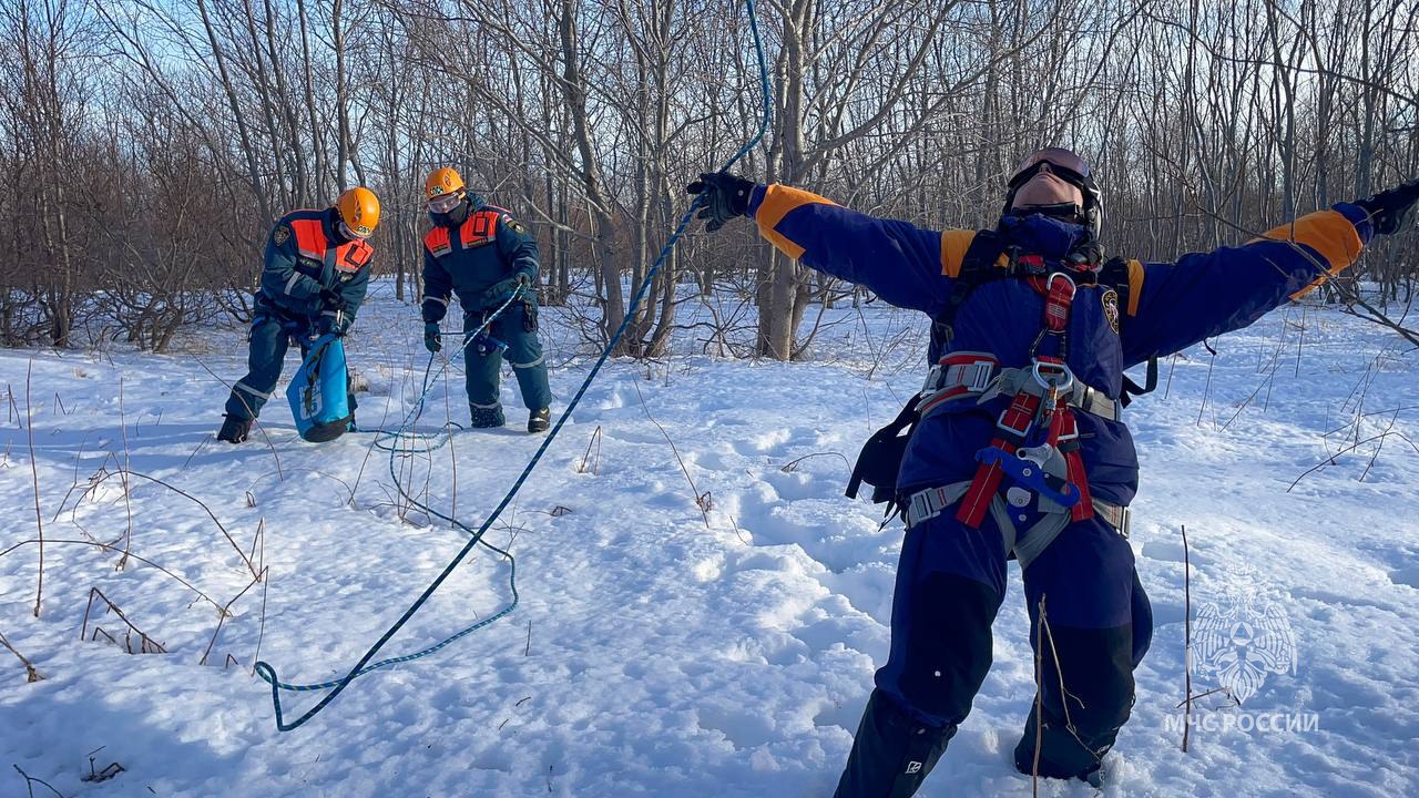 Камчатские спасатели тренировались десантироваться с вертолета без парашюта Камчатские спасатели тренировались десантироваться с вертолета без парашюта