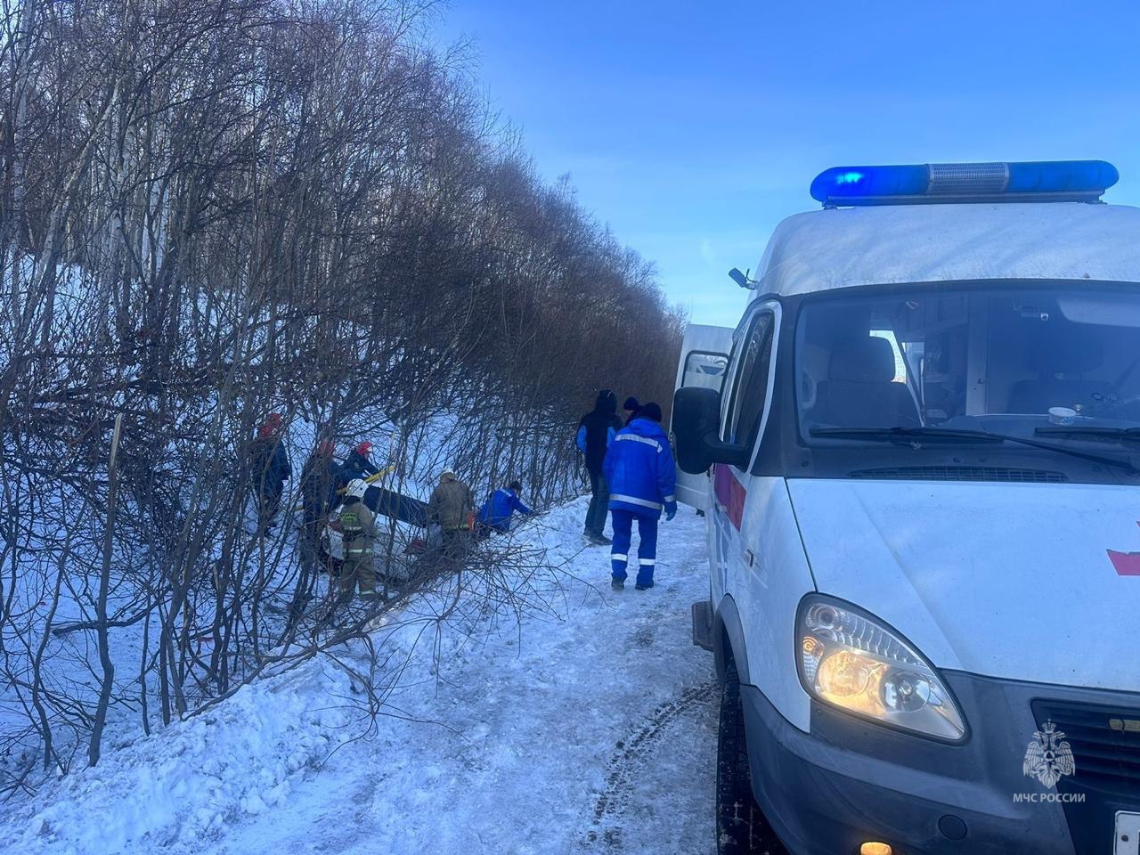 Камчатские спасатели оказали помощь в ликвидации последствий ДТП Камчатские спасатели оказали помощь в ликвидации последствий ДТП