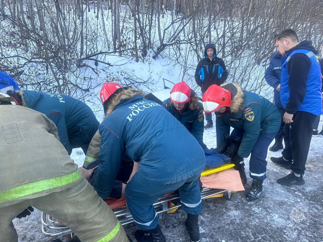 Камчатские спасатели оказали помощь в ликвидации последствий ДТП Камчатские спасатели оказали помощь в ликвидации последствий ДТП