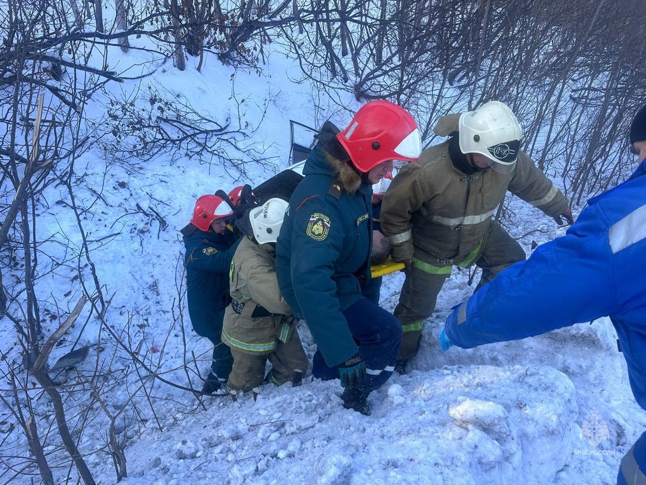 Камчатские спасатели оказали помощь в ликвидации последствий ДТП Камчатские спасатели оказали помощь в ликвидации последствий ДТП
