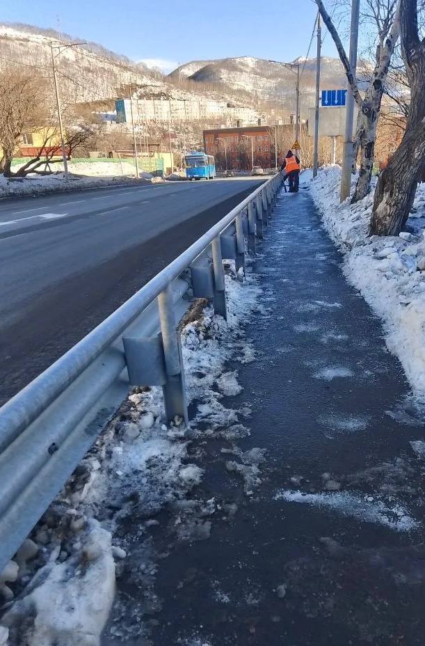 Город день за днем. 17 ноября 2025 года В Петропавловске-Камчатском продолжается работа по расчистке городских территорий Город день за днем. 17 ноября 2025 года В Петропавловске-Камчатском продолжается работа по расчистке городских территорий