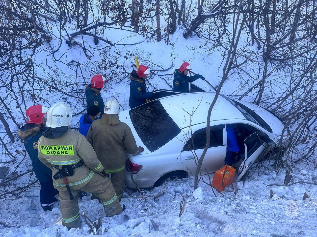 Камчатские спасатели оказали помощь в ликвидации последствий ДТП Камчатские спасатели оказали помощь в ликвидации последствий ДТП