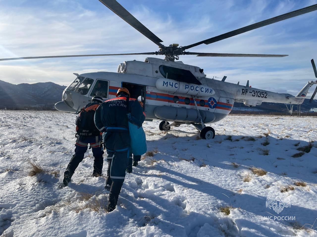 Камчатские спасатели тренировались десантироваться с вертолета без парашюта