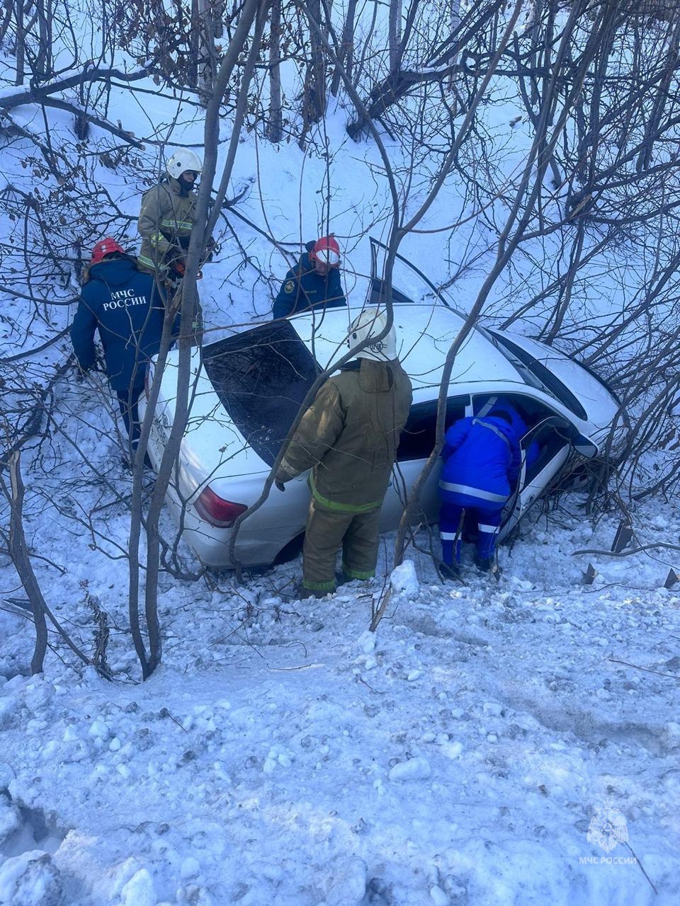 Камчатские спасатели оказали помощь в ликвидации последствий ДТП Камчатские спасатели оказали помощь в ликвидации последствий ДТП