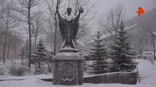 Снегопад нарушил привычную жизнь жителей Камчатки: в школах отменяют занятия, за руль рекомендуют не садиться