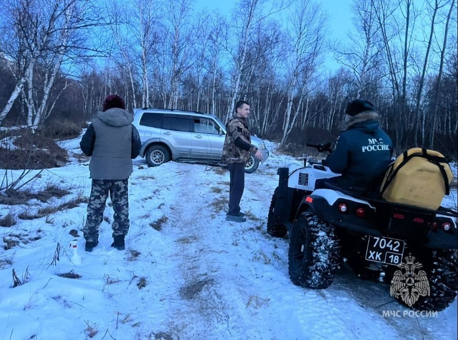На Камчатке помощь спасателей МЧС России в очередной раз потребовалась застрявшим на лесной дороге гражданам
