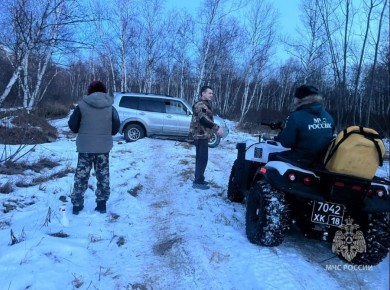 На Камчатке помощь спасателей МЧС России в очередной раз потребовалась застрявшим на лесной дороге гражданам