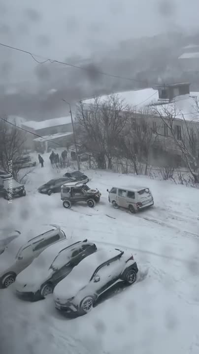 Боулинг из машин на Камчатке — из-за сильного гололеда авто скатываются с горок и не могут сцепиться с асфальтом
