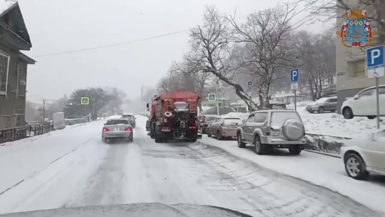 С началом осадков на дороги города вышли комбинированные дорожные машины