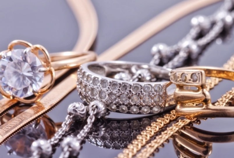 Санитары камчатского морга осуждены за кражу украшений с усопших