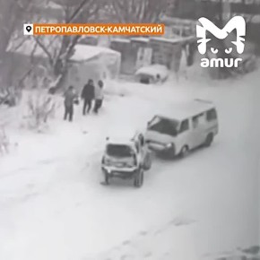 Куча машин катится и врезается на дороге в Петропавловске-Камчатском