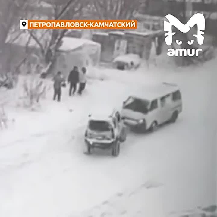 Куча машин катится и врезается на дороге в Петропавловске-Камчатском