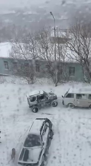 Массу эмоций испытали водители от боулинга из машин на Камчатке