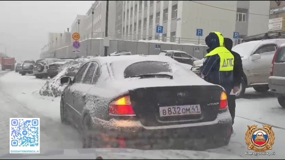 Госавтоинспекция сообщает. В связи с изменением погодных условий и усилением циклона настоятельно призываем НЕ ВЫЕЗЖАТЬ НА ДОРОГИ на личном транспорте