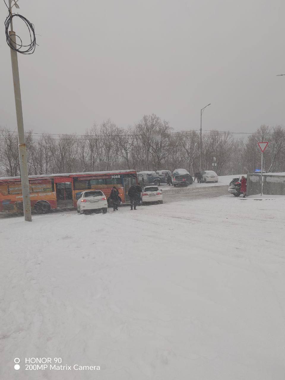 К аварии на улице Ленинградской добавлялись и новые участники К аварии на улице Ленинградской добавлялись и новые участники