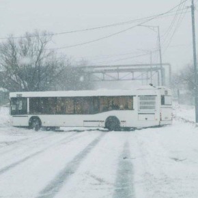 На «Автоколонне 1400» автобус развернуло поперёк дороги