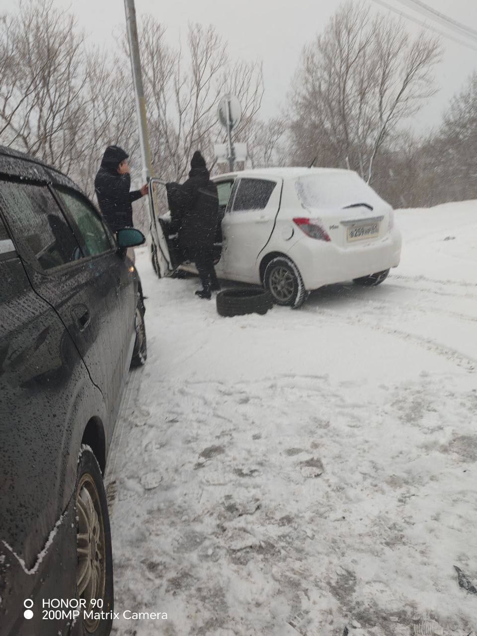 К аварии на улице Ленинградской добавлялись и новые участники К аварии на улице Ленинградской добавлялись и новые участники