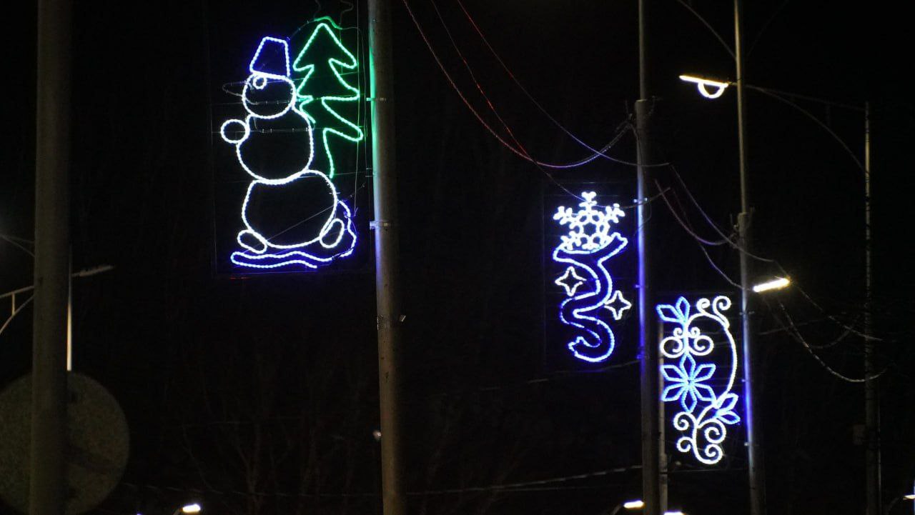 Петропавловск-Камчатский украшают к Новому году Петропавловск-Камчатский украшают к Новому году