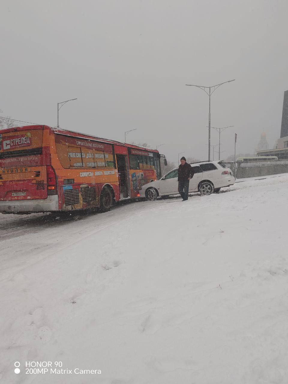 К аварии на улице Ленинградской добавлялись и новые участники