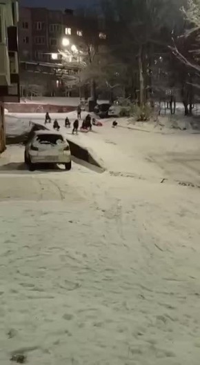 В Петропаловске-Камчатском гололёд принёс взрослым одни беды, а детям — беззаботное веселье