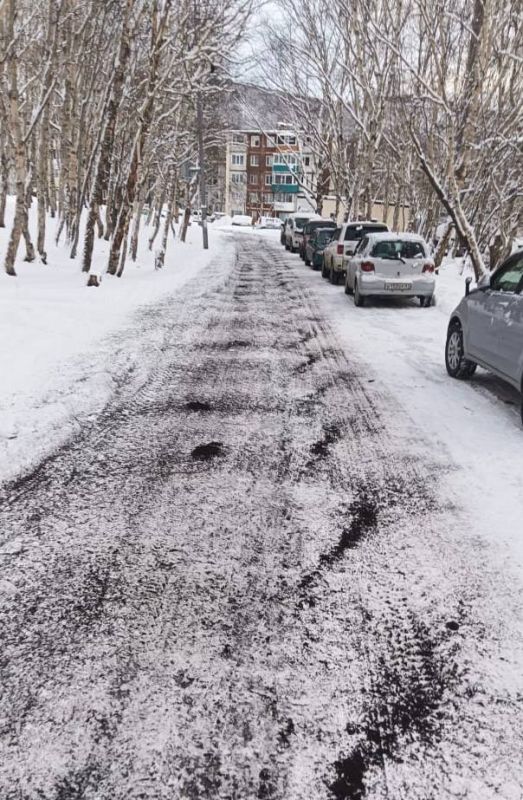 Город день за днем. 19 ноября 2025 года В Петропавловске-Камчатском дорожные службы продолжают ликвидацию последствий циклона