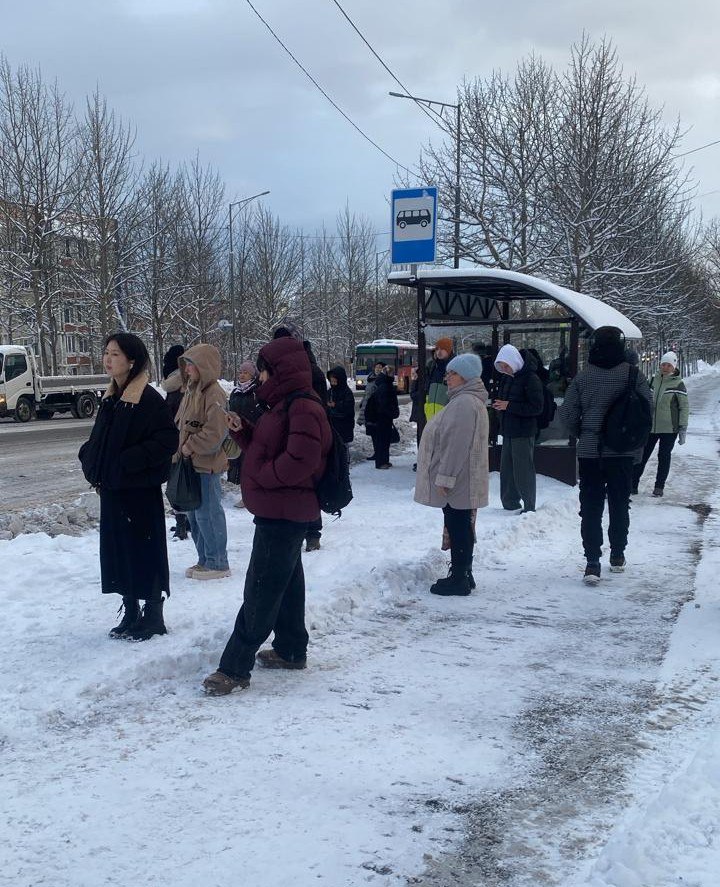 #ВыПишете. Жители микрорайона «Северо-Восток» возмущаются по поводу плохой организации автобусного движения, а также отсутствия полноценного остановочного павильона на ул. Ларина. «Автобусов вообще нет, на остановке человек...