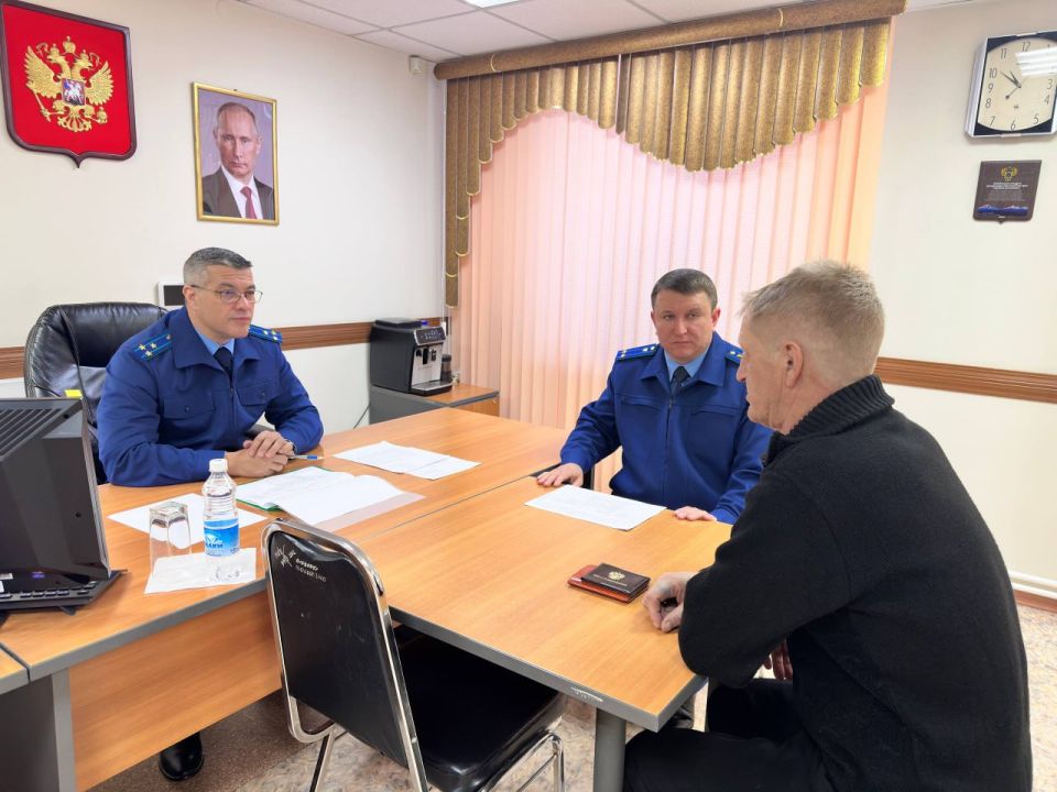 Сегодня первый заместитель прокурора края Альберт Новопашин провел выездной прием жителей с. Мильково