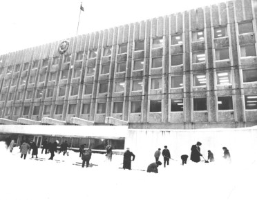 Работники администрации Камчатской области вышли на уборку снега