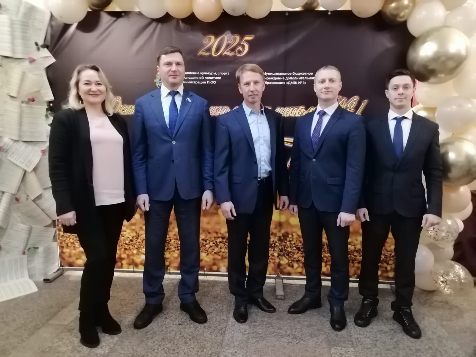 Депутат Городской Думы Дарья Кадачигова приняла участие в праздничном концерте, посвященном 75-летию со дня основания детской музыкальной школы № 1, который прошел 19 ноября в концертном зале филармонии