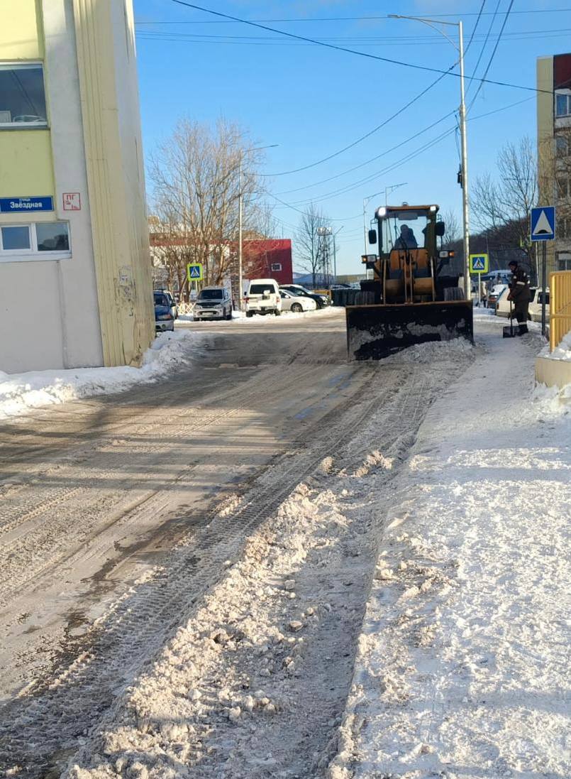 Город день за днем. 20 ноября 2025 года В Петропавловске-Камчатском продолжается работа по расчистке городских территорий