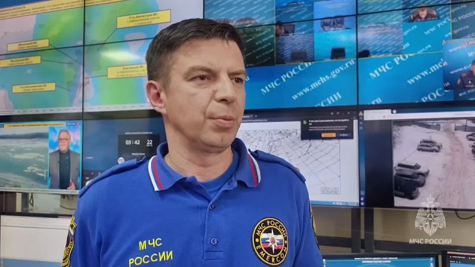 Подробнее об объявленной лавинной опасности и о мерах предосторожности в этот период рассказал старший оперативный дежурный ЦУКС ГУ МЧС России по Камчатскому краю Андрей Шашин