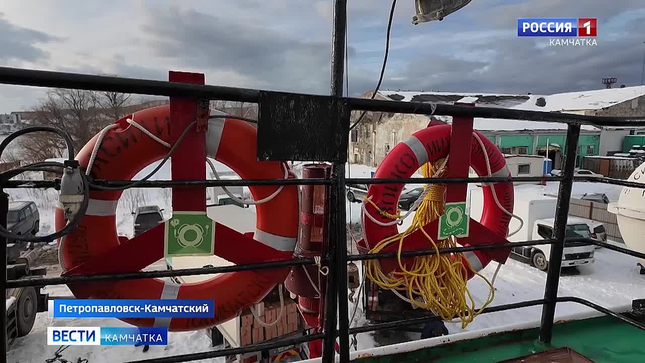 Судно Василий Завойко готовится к отправке груза в село Никольское