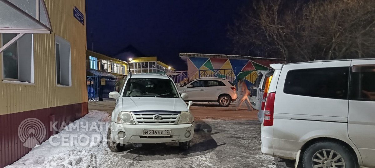 #ВыПишете. «Петропавловск, ул. Горького, 12. Сегодня утром дама бросила своё авто на въезде в придомовую территорию и ушла. Ждали больше 10 минут, не могли выехать», — сообщили возмущённые горожане