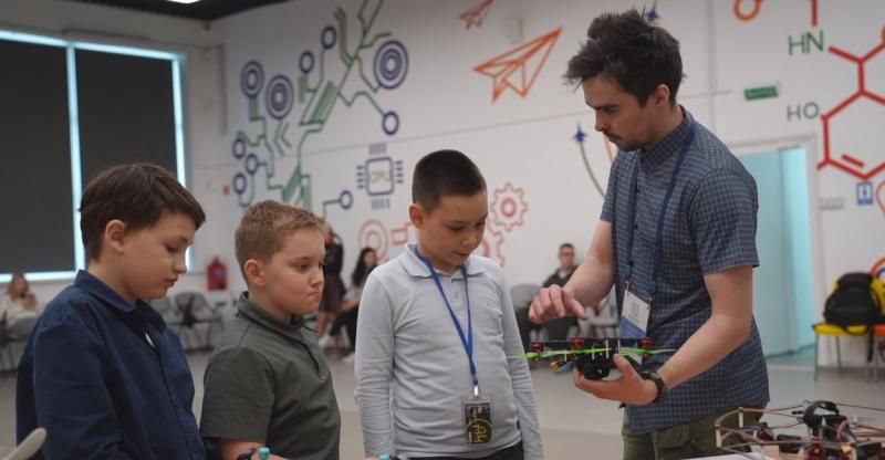 На Камчатке школьники познакомились с беспилотниками на фестивале «Квантофест»