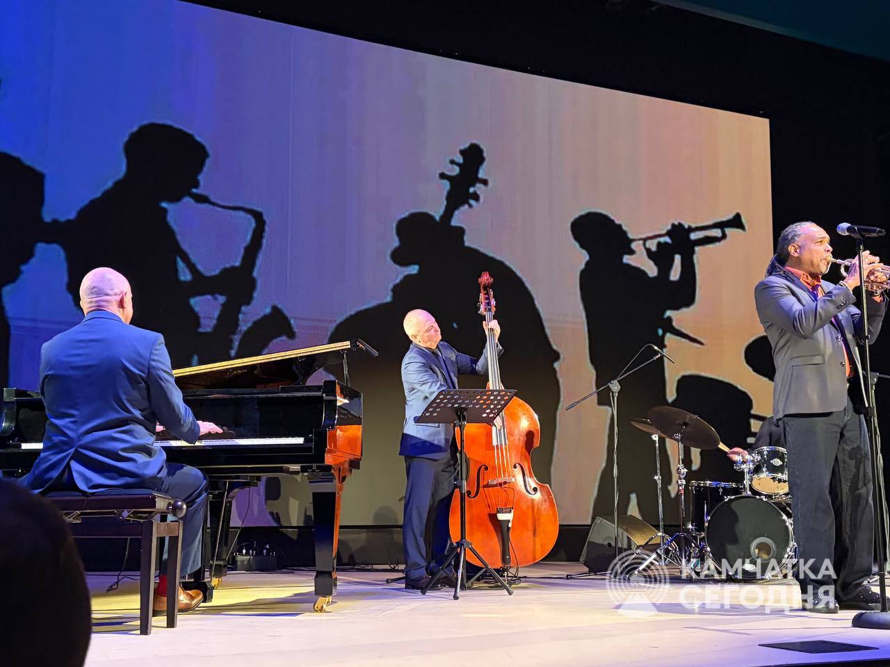 Рональд Бейкер, талантливейший трубач и один из самых ярких джазменов мира вчера выступил в Петропавловске-Камчатском Рональд Бейкер, талантливейший трубач и один из самых ярких джазменов мира вчера выступил в Петропавловске-Камчатском