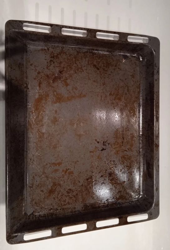 Необычный способ очистки противней: как лук и сахар помогут избавиться от нагара