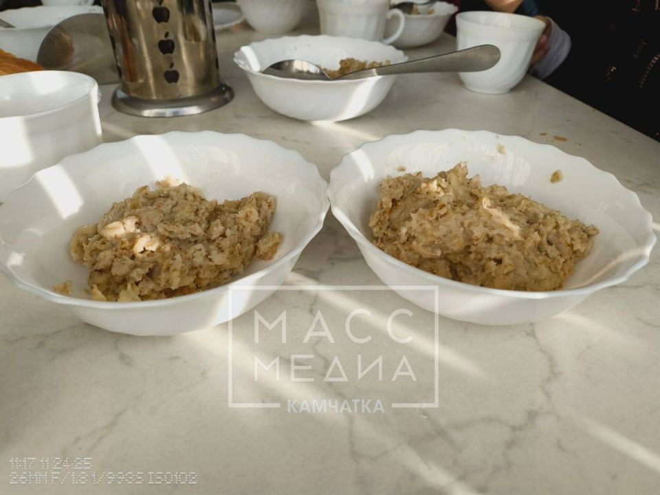 Школьники краевой столицы продолжаются жаловаться на питание в образовательных учреждениях